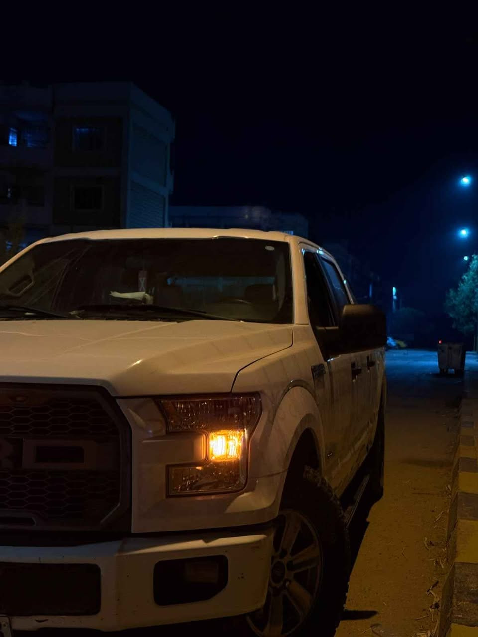 فورد F150 
موديل 2017
رقم شمالي شرط التحويل
شكل رابتر 
سياره كلش مرتبه ما متعوبه
صارف عليها ومرتبها من كل شي ما بيها اي نقص 
سياره بدي طويل
محرك يخبل قوي واقتصادي 
محرك 6سلندر  2700 تون تيربو
داخل نضيف 
درع وسوبايه بدي 
تخم تايرات جديد
صورها وصور الحادث  والسونار موجودات بالمنشور 
والمشي كذلك 
اي استفسار اتصال ع الرقم 
***********
ممتواجد ع النت 
مكان السياره بابل 
 السعر ١٧٥ حلة, بابل
