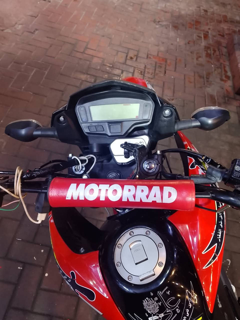 السلام عليكم دراجه قفاز لونسون موديل 23 دراجه خير من الله نقصها بس عداد الكتروني محترك شريط يرادله تبديل سعرها 2000000 مليونين وبيها مجال بسيط ***********
