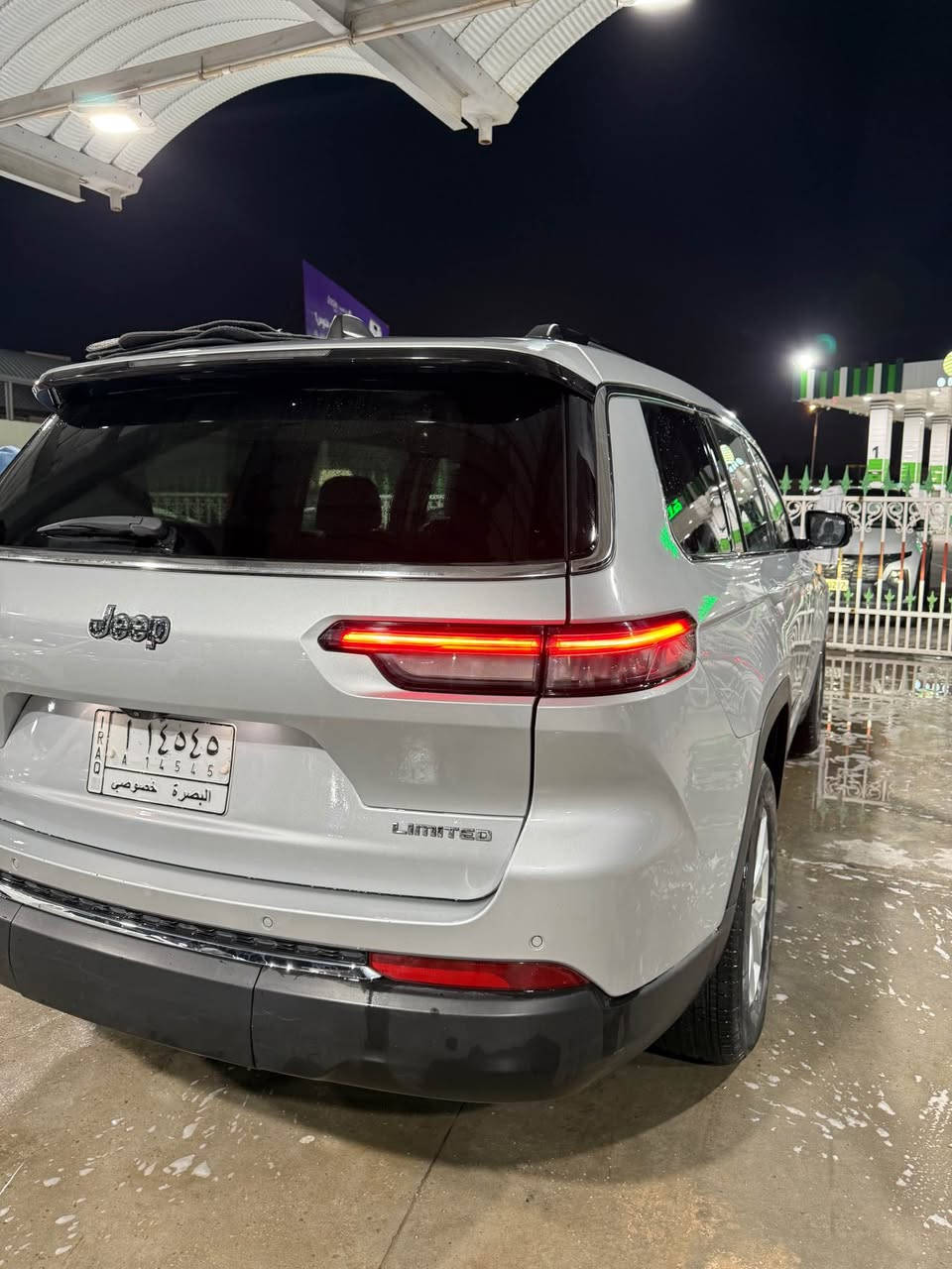سياره جيب كراند شيروكي لمتد فول كشنات جلد تدفئة كشنات امامي وخلفي اربع انظمة قياده نقطة عمياء لدات ٤ ابواب بيهة نظام الكسا وبعد مواصفات بدون تنته ماشيه 40 الف كيلومتر السياره كلش حلوه ونضيفة حادثهة جاملغ امامي عكس السايق من امريكا فقط وهنا بالعراق صار بيهة PDR بالباب الخلفي بسيط الباقي كفاله ورقم مميز 
للتواصل *********** البصرة, العراق
