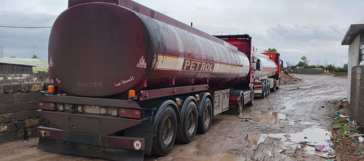 سكانيا 2004  V8 480 
مواسفات تبريد رتايدر سبليت گزوز سپورت  
گير عادي 3+3 گير 
مكينه اكسل به شه رت سه ياره 
جائزه يه ك دينار مه سروفي تيدا نيه 
سعر270وابهامجال
***********
***********
***********
