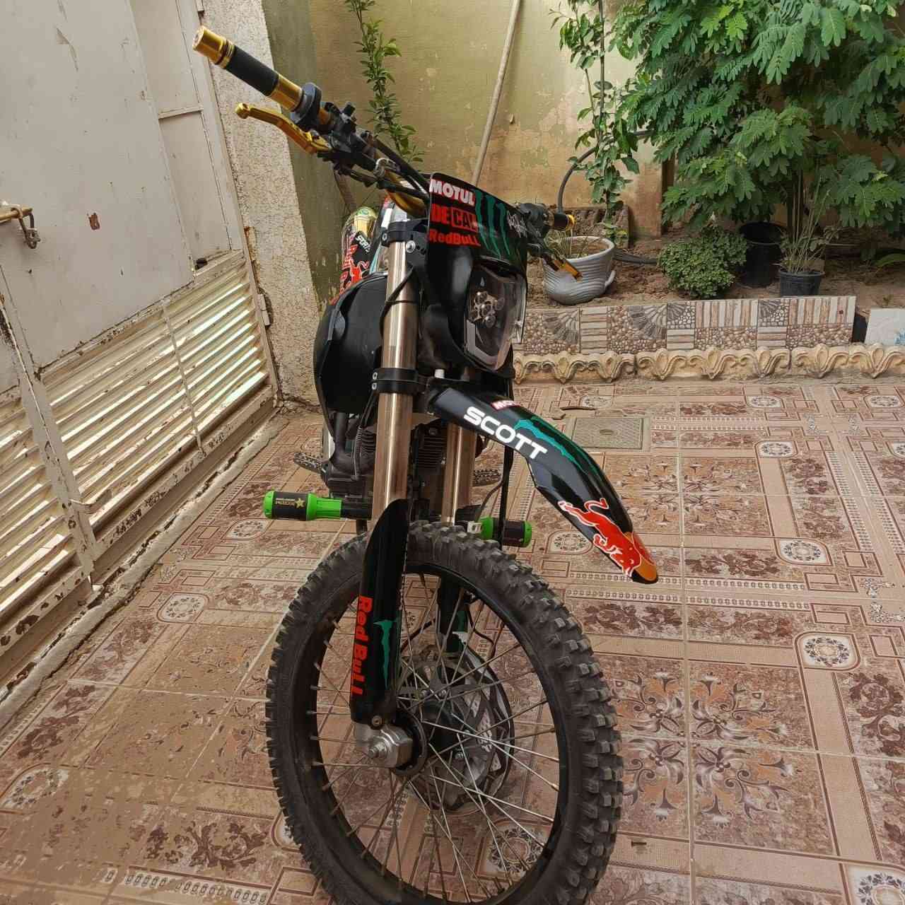 السلام عليكم شباب دراجه قفاز للبيع الدراجه مكفوله من الزلغ مكينه جديده الدراجه م 25 بعدها كارتون وبيها تزويد داخلي كلجات وخارجي مبين ب صوره وأهل الخبره يعرفون بيهن الي بنفسه الدراجه يتصل ع هذا الرقم ***********
