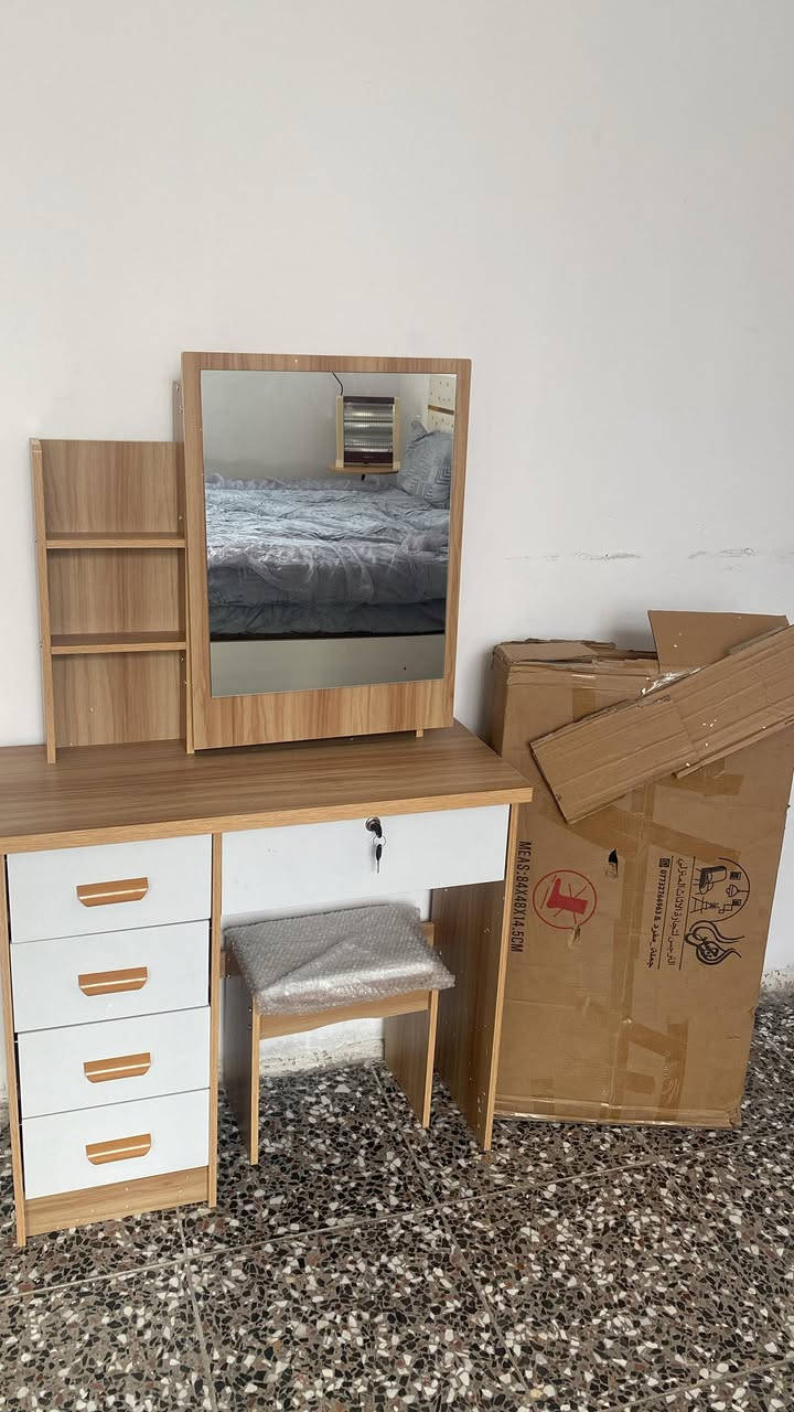 السلام عليكم ميز مراية ما مستخدم بس مجرد شادينه السعر ٩٠ الف وبيه مجال    للشراي مو شراي لا تراسل للتواصل على الرقم 

0776 710 5542
