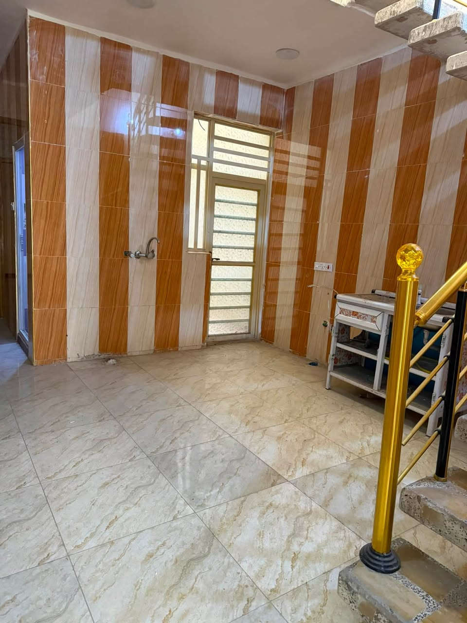 السلام عليكم للبيع بيت مساحه 80 م الواجه 4 س ونزال 20  يحتوي البيت على 3 غرف نوم وستقبال ويحتوي على ثلاث حمامات ومطبخ حار بارد البيت كلش جديد وما وفارغ العنوان حي البستاين شارع احمد الوائلي شارع الشيخ منهل قريب شارع العام الاستفسار رقم ***********
