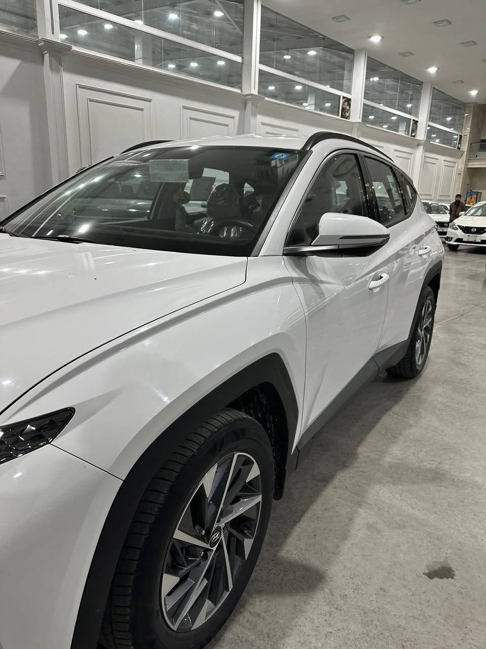 السلام عليكم توسان 2024 نص فول 43 الف مكفولة ما عدا جوة رقم طخة بل جنطة واضحة بل صورة السعر 218 وبيها مجال ل استفسار ***********
