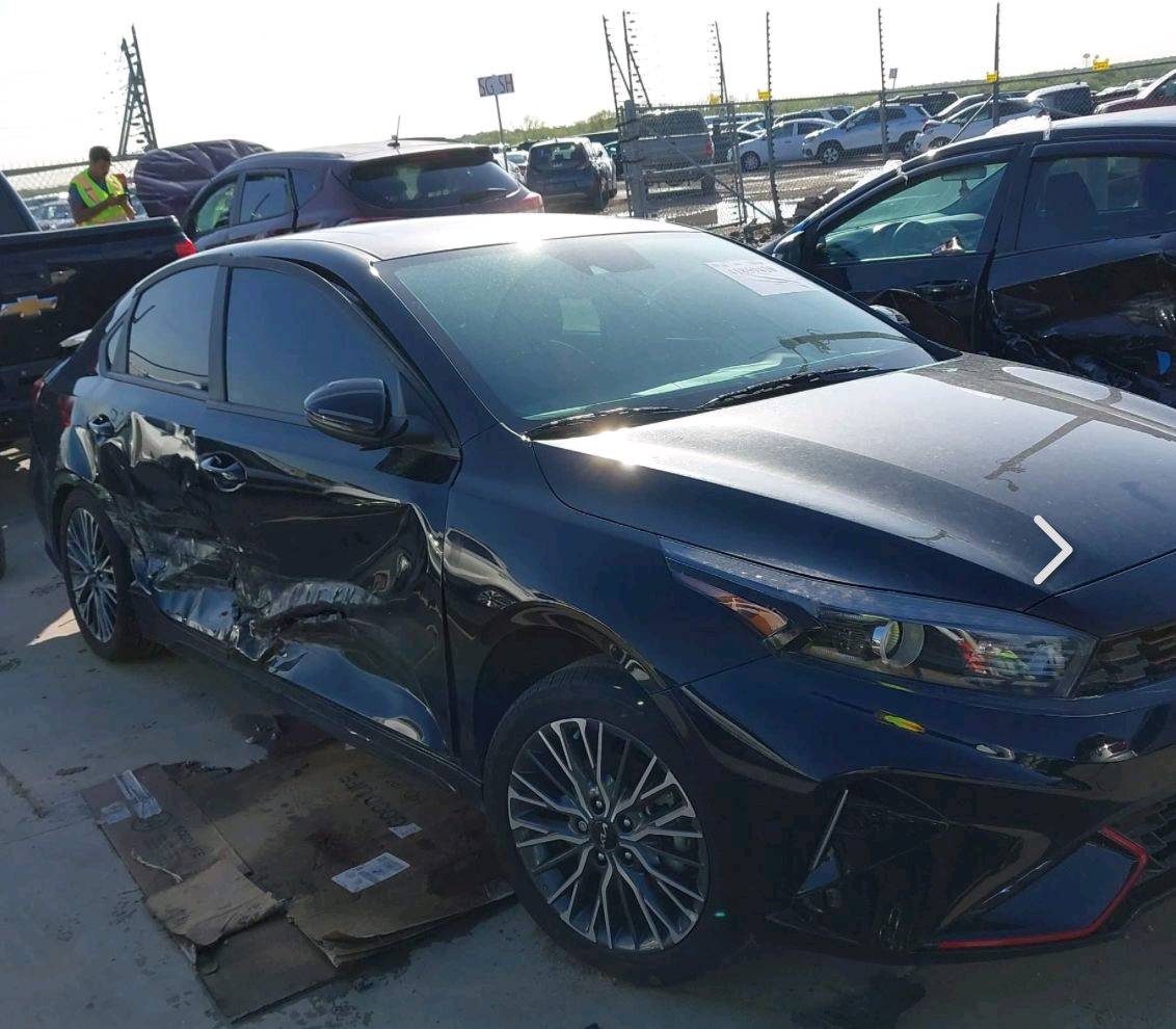 أعرض للبيع سيارة كيا موديل 2024. السيارة بلون أسود أنيق ومزودة بميزات داخلية فخمة. تم تعرّضها لحادث وتأثرت الجهة اليسرى منها كما يظهر في الصور. الأبواب الداخلية والنظام الصوتي بحالة جيدة. السيارة مجهزة بفتحة سقف، ومقود رياضي، وعجلات ألمنيوم.