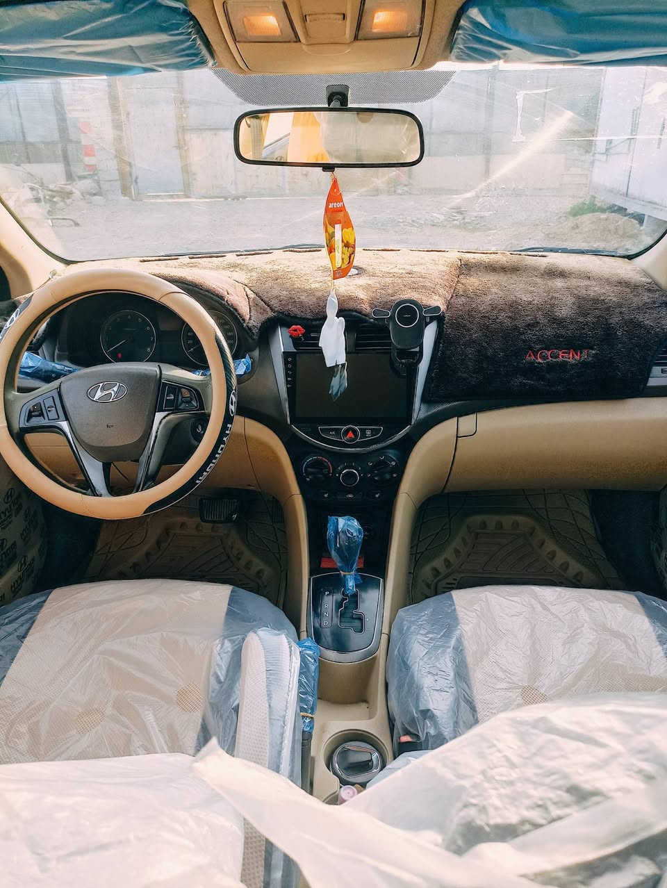 اكسنت 2013 محرك 1600دوش خليجي رقم بغداد الدولي تحويل ثاني يوم السيارة نظيفه كلش محرك كير تبريد مكفولات  تخم تأير جديد صدرها جديد غرفتها نظيفه كلش كاعيه جلد شاشه كاميرا دواره تحكم ستيرن جهتين بيها قطعتين صبغ موضح بالصور علامه حمره والباب كذلك ربعه بي بارد السعر 97 وبيها مجال ترهم مراوس اي سيارة حتى لو كيو كيو وينطي فرق  العنوان السيدية أو بسمايا  ( *********** )   ( *********** ) الشراي يتصل ويدلل
