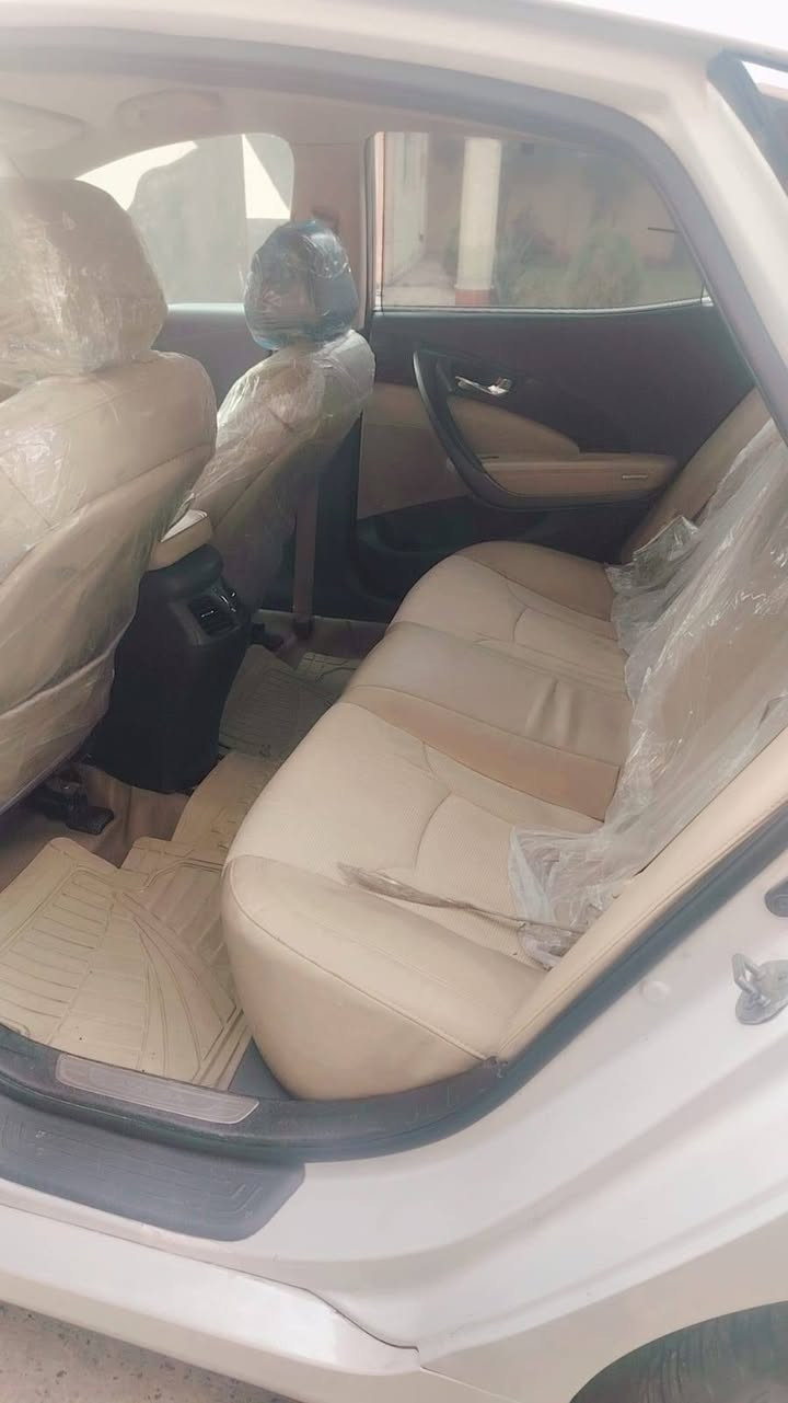 سلام عليكم ازيرة ١٥ خليجي بسمي سنوية لل ٣٠ هزة لل ٢٧ كير محرك مكفولات بيهة رش شبرين بلباب الخلفي+ بارد شبر بلجاملغ الخلفي مكان السيارة بغداد صلاح الدين السعر مناسبة ***********
