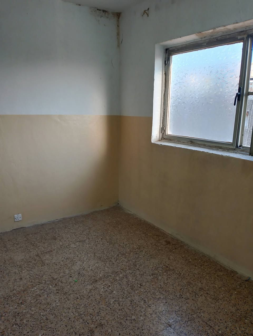 السلام عليكم شقه لليجار 🏢 طابق ثاني غرفة هول مطبخ صحيات وستقبال الثاني غرفتين هول السعر حيل مناسب مع الماء كهرباء على ابو البيت خطين ماء التواصل ***********اسيا ***********5
