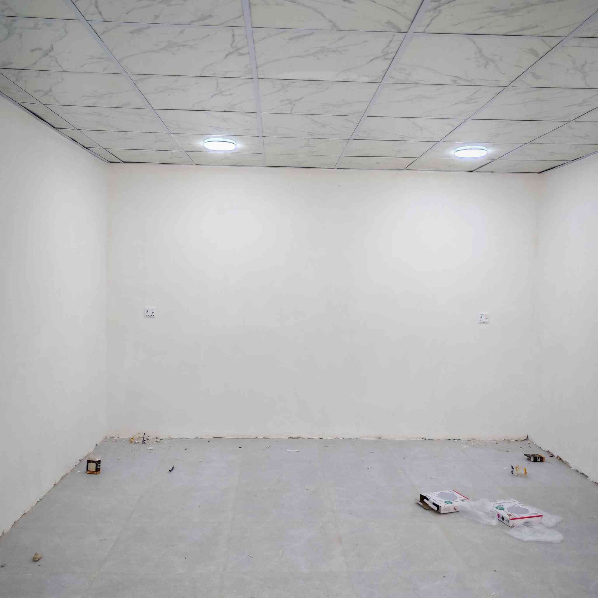 السلام عليكم بيت طابو زراعي ١٠٠م ١٠ *١٠ مربع بصف الركن موقع ممتاز خلف شهداء السيديه مجاور المربع الذهبي خلف كلية السلام الطابق الأرضي يحتوي على صاله ومطبخ وغرفة نوم والطابق الثاني غرفه وبيتونه وسطح كبير بيع مستعجل لغرض السفر السعر ٨٣ وبي مجال  للإستفسار الاتصال ***********
***********
