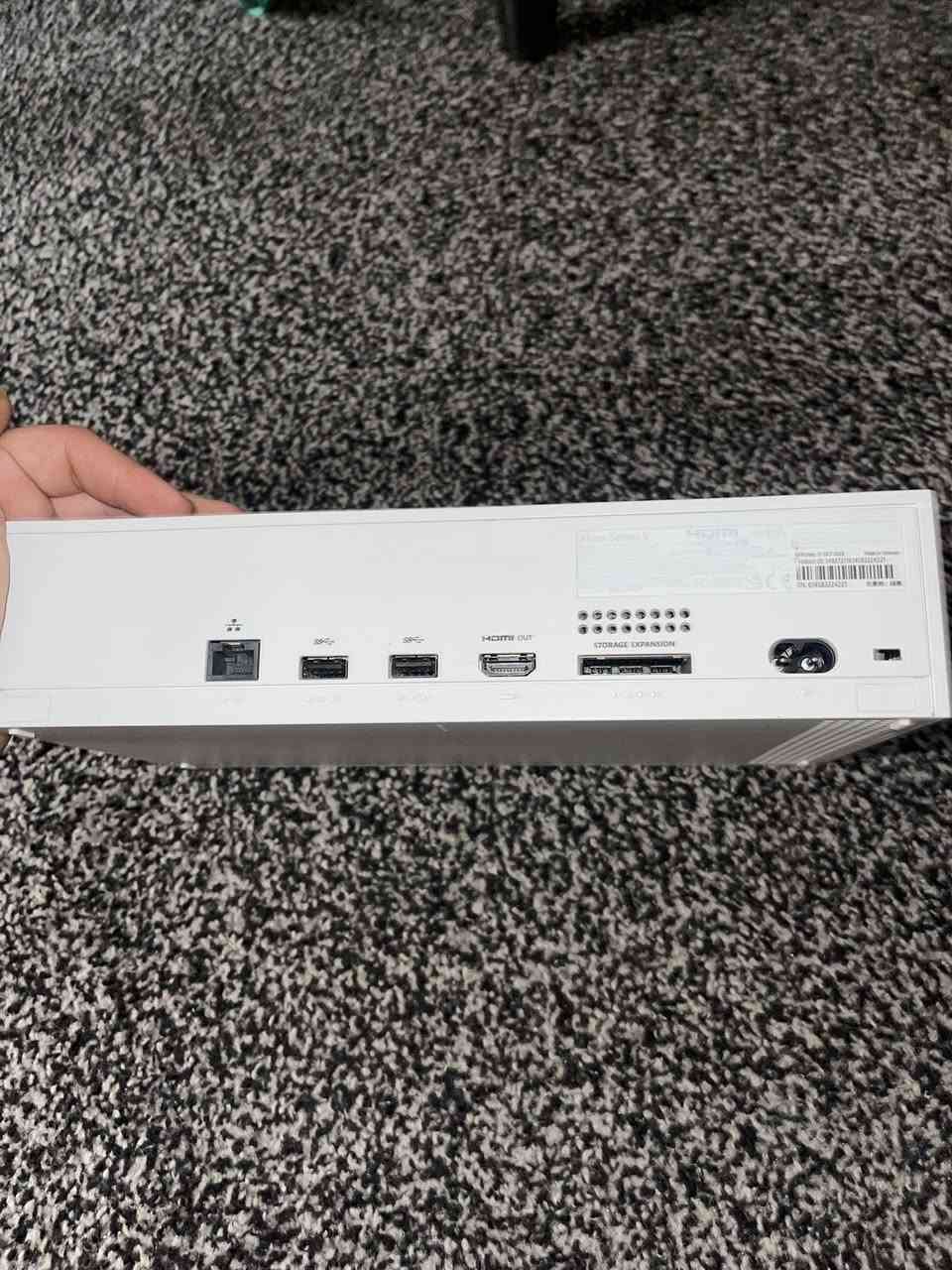 جهاز سيرس اس نضيف ذاكرة 512  مامفتوح ولاداخل صيانة ويا كامل ملحقات وايراتة وبطاريات وجوستك وكارتون وبي ضمان سعرة 350 الف مكاني بصرة جبيلة ***********
