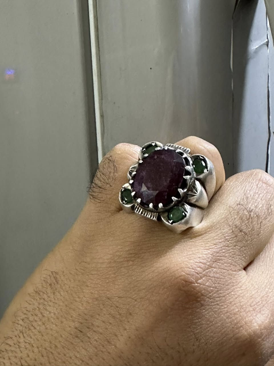 السلام عليكم ياقوت افريقي فرط الرمان خامه VIP للعشاق الحجم الخشن والمميز بصياغه يدويه ثقيله جداً وزن الفضه من عده الحجره 40 غرام 
السعر وباقي التفاصيل خاص 

يوجد توصيل لجميع مناطق العراق 
بغداد الشعله 
***********
