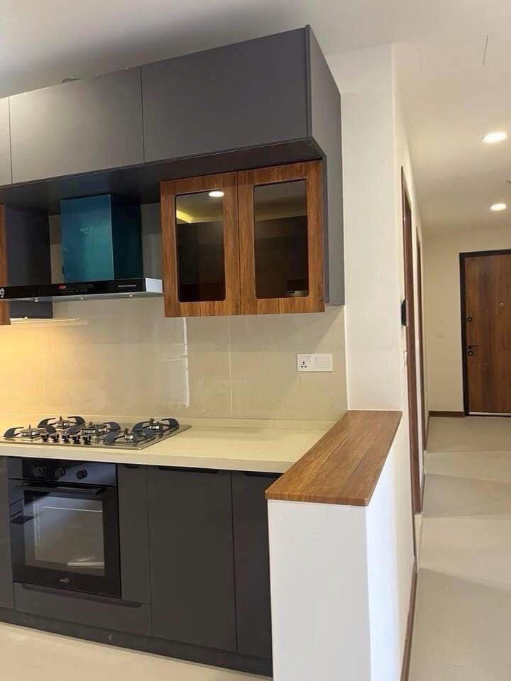 شقة للبيع بسعر مناسب جدا 
 مجمع الروان السكني حي الحسين مجاور كليه الرشيد 
200 متر 3 غرف نوم و3 حمامات وايضا واستقبال عدد 2 داخلي وضيوف

   السعر الكلي 325 مليون واصل فقط 200 مليون والمتبقي عله شكل دفعات 
 للاستفسار اكثر ***********
