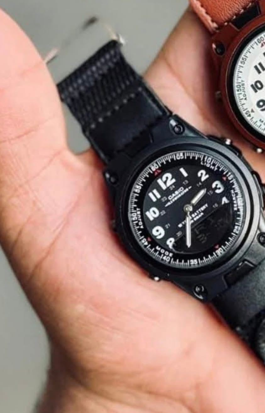 هذه الساعة هي من طراز Casio AW-80V (أو AW-80)، وهي ساعة كاسيو "أنا-ديجي" (Anadigidatabank) تجمع بين العرض التناظري والرقمي.تتميز هذه الساعة بالمواصفات التالية:عمر البطارية: تصل إلى 10 سنوات.سوار الساعة: تأتي غالباً مع سوار مصنوع من الكتان/القماش المتين مع أجزاء جلدية.مقاومة الماء: مقاومة للماء حتى عمق 50 متراً (5 BAR).الوظائف: تحتوي على إضاءة LED، بنك بيانات (Telememo) يتسع لـ 30 اسماً ورقماً، منبه، وتوقيت عالمي.السعر التقريبي: يتراوح سعرها في بعض العروض بين 10 آلاف إلى 23 ألف دينار عراقي حسب المتجر.تُعرف هذه الفئة بتصميمها القوي المستوحى من الطراز العسكري، وهي مناسبة للاستخدام اليومي والأنشطة الخارجية.هل ترغب في معرفة طريقة ضبط الوقت أو أماكن توفرها في منطقتك؟


**إذا كنت صاحب هذا الإعلان وتريد حذفه لأي سبب، رجاءا أرسل رسالة إلى الدعم الفني**