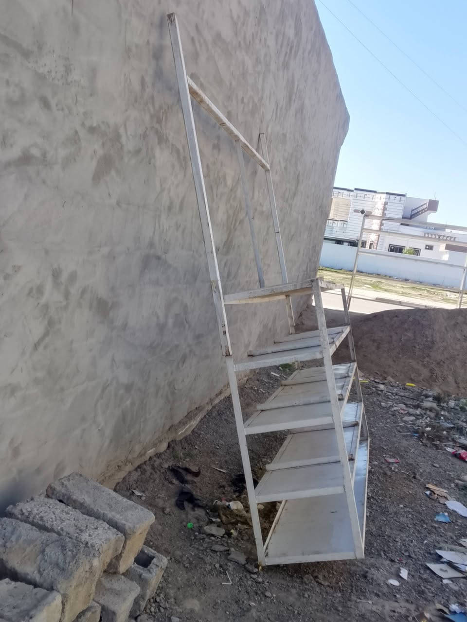 يوجد ٢  رف الارتفاع متر و ٨٥  والعرض ٥٠ خمسة طوابق والاخر الرجلين متر وأربعين والطوابق الخمسه( متر وخمسه وثلاثين) والعرض ٥٠  /الشركاط ***********
