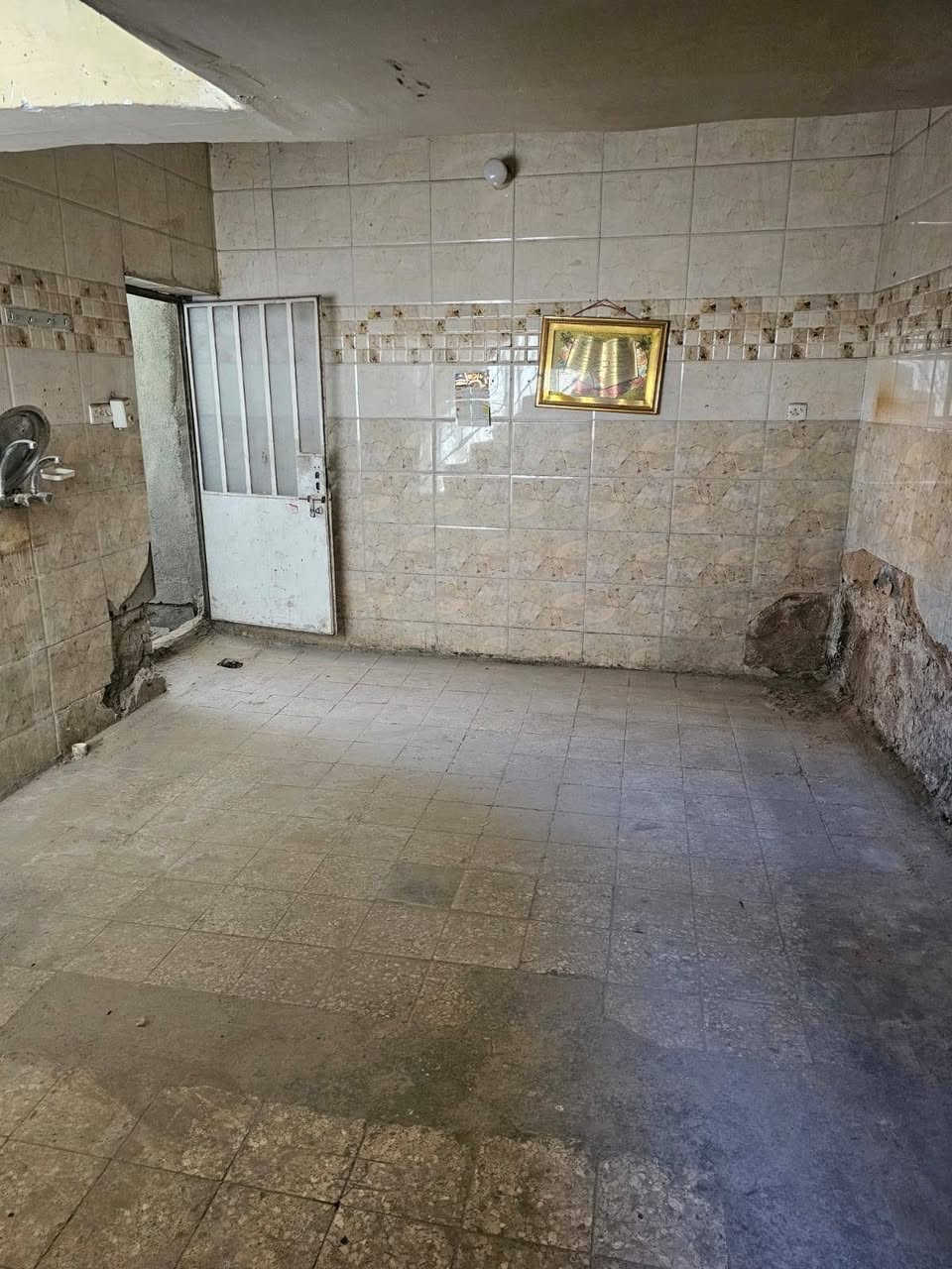 السلام عليكم بيت للايجار في ابوغريب
 الاجار 300
بصف الركن 
مساحه ١٥٠ 
٤ غرف نوم
حمام داخلي وخارجي
العنوان
قرب جسر الزيتون  قرب الخط السريع 
العصريه
الاتصال على الرقم
***********
