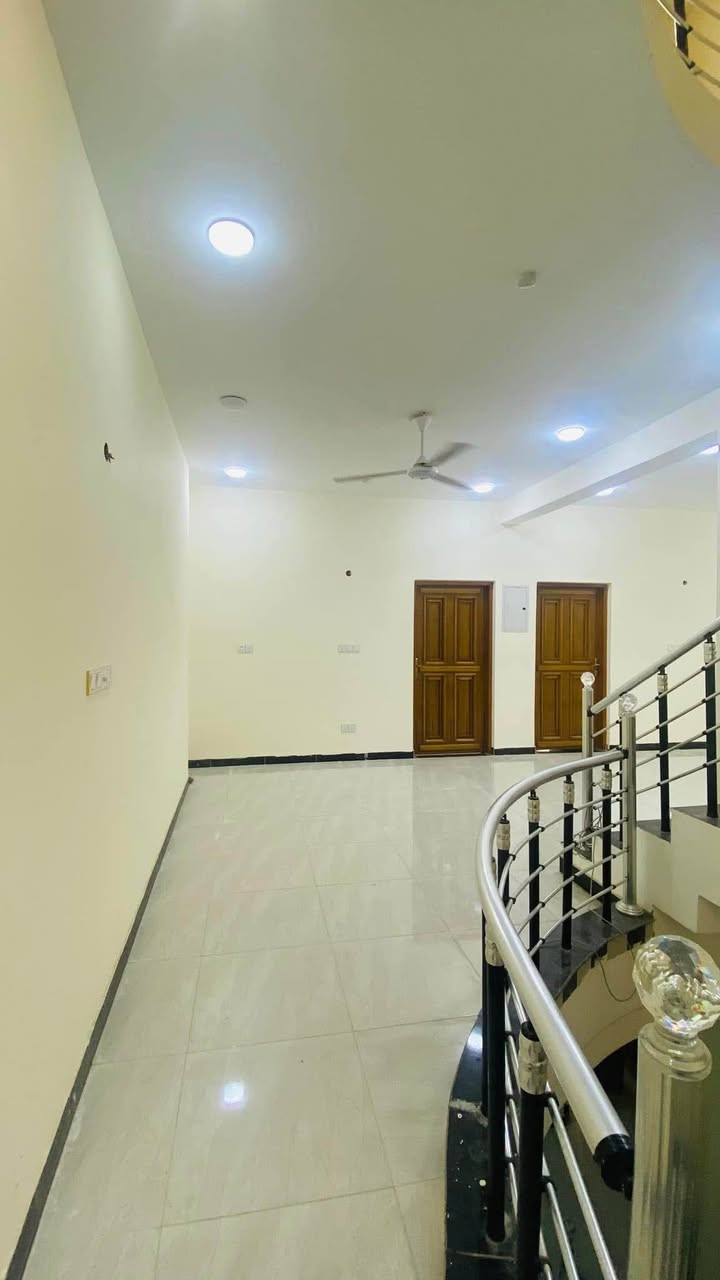 منزل للبيع مساحة ٣٢٠طابو ملك صرف 
سنة البناء ٢٠٢٣ 
بناء طابوق البيت 

القرنة /الشرش/ شلهه الموحي قرب البانزين خانه 
مدارس ع الشارع مستوصف صحي ع الشارع 
منطقة هادئة 

طابقين مساحة البناء ٢٠٠م  

الطابق الاول يحتوي على غرفتين ٥*٤ والغرفة الثانية ٥*٤
دوانية ٨*٤
مطبخ ٧ونص *٤
صالة ٨*٤ 
موزع +كليدور 
مجمع كامل صحيات  
مجمع خارجي صحيات

الطابق الثاني يحتوي على ٤ غرف 
الغرفة الاولة ٧*٤
الثانية ٥*٤
الثالثة٥*٤
الرابعة ٥*٤
صالة ٩ونص مفتوحة 
مجمع صحي 

السطح ايزوكام درجة اولة  

(السعر 235وقابل للتفاوض)

رقمي للتواصل 
*********** القرنة, البصرة
