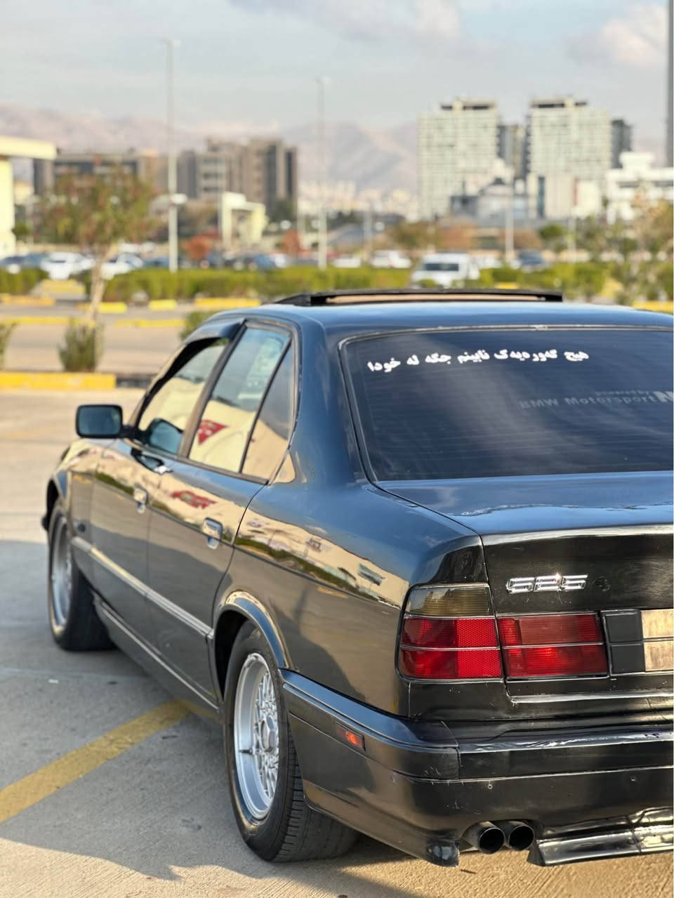 بەناوی خوای گەوره
‏BMW 525 مۆدێل 1990
گێڕ ئۆتۆماتیک سڵاید
جام کارەبا تەبرید
 نمونەیە لەجوانیا
ئاڕم پلاستیک هەولیر  
هیچ لێدراوی  نیە و بێ مەسروفە
 گێڕ مەکینە بەشەرتی سەد فیتەر
سعری(45) گەڵاو معامەلەیەکی برایانەیه 
لەسلێمانیم لە ڕاپەرین
***********
*********** السليمانية, العراق

