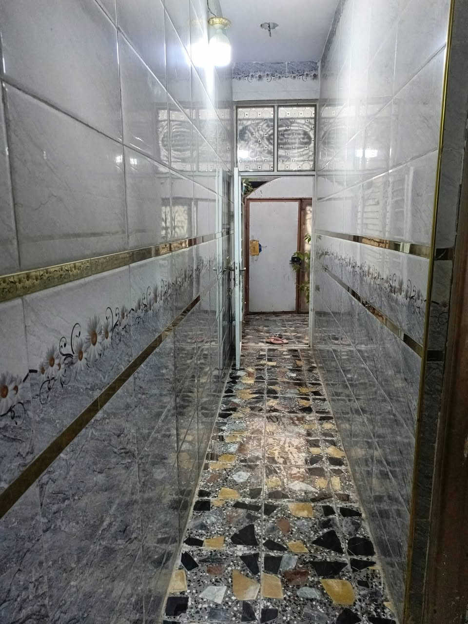 سلام عليكم بيت للبيع في الضباط الثانيه خلف مدرسة الامير الاهليه بيت شغله درجه اولى كهرباء نضام بواري لقاط لثاني عوزه دبل طابوك ويكمل لبيتونه مصبوبه وبيه درج مال قاط ثاني ***********
