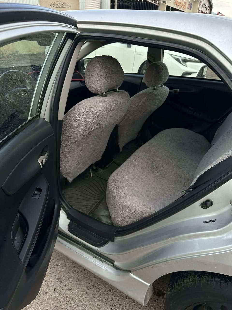 سلام عليكم كورلا 2009 سياره كلش نضيفه وبلاديه 
على وضع الشركه بيها كم قطعه جارده 
كير مكينه صدر تبريد تخم تاير كله جديد 
مكان السياره بغداد البنوك سعر السياره 98 
***********
