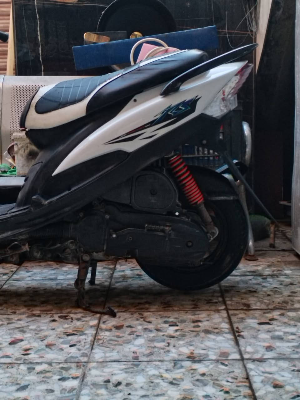 السلام عليكم للبيع دراجه ماكس عدله دراجة حلوه وبلادية مكينة ناعمه دراجة جاهزه نقصه بس اشاير اماميه ميشتغلن مكاني حله قرب مركز ثورة رقمي *********** سعر ب550 وبيه مجال بسيط
