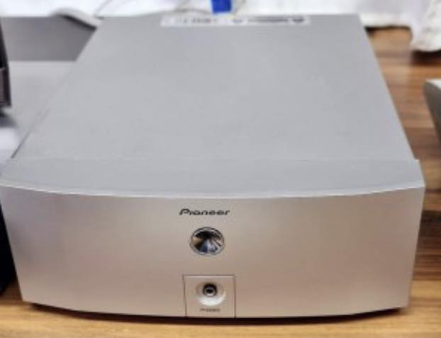 ‏سلام عليكم شباب جهازين2 واحد من شركة 
Pioneer házimozi,M-F10
‏والثاني من شركة سامسونج
‏قيم بما يرضي الله قطعتين بسعر واحد جهاز بدون سماعات دمام ￼￼
‏جهاز الأول شغل وسماتين دمام كامل مع ريمون
 ***********
