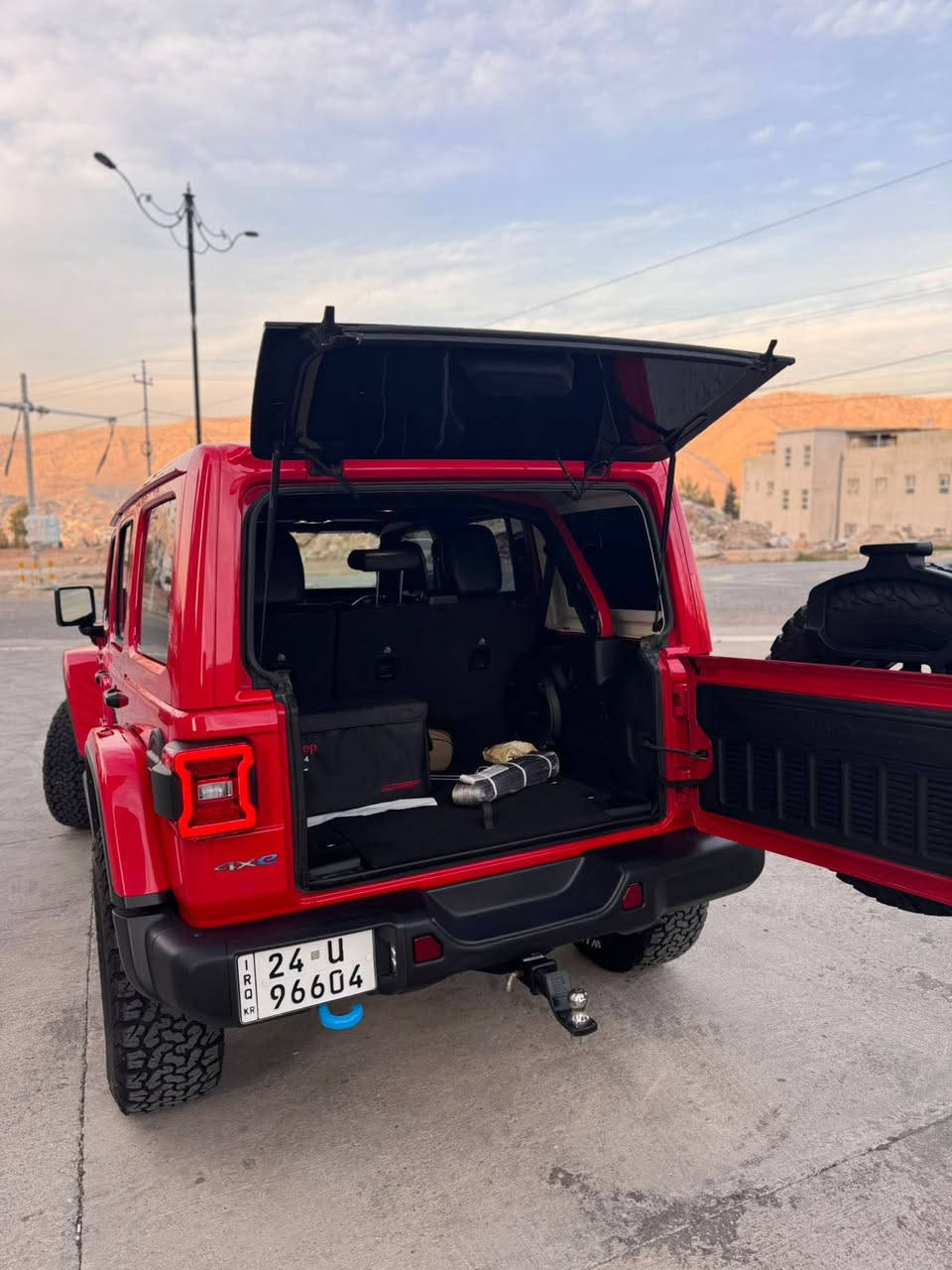 #سعر_جدا_مناسب
جيب رانجلر روبيكون2021  
4Xe
وارد  كندى كفالة عامة  
المسافة المقطوعة:51 mile
مواصفات: روبيكون
محرك 4 سلندر وكهربايي
دفع رباعي 4×4
ليد امامي نهاري 
ليد خلفي 
إشارات في المرايا
حساس خلفي
سقف قابله للفتح ليصبح كشف
ابواب قابله للفتح
مخزن بانزين صغير في الصندوق
قطعة خارجية لوضع الحموله عليها
حبل اصلي للسحب
قطع لوضعها عند (التغريز)
ويلكب 
بصمة 
تحكم ستيرن
شاشة 
كاميرا 
4 جامات النزول Auto
كراسي جلد 
نظام مساعدة على نزول المنحدرات
نظام مانع انزلاق 
نظام SWAY BAR
قطعة تبريد خلفية 
مداخل USB و Type-C في الامام و الخلف 
واللسعر  علق برقم ٤ ياتيك مباشر
مرقم دهوك باسمي  
العنوان دهوك
***********
