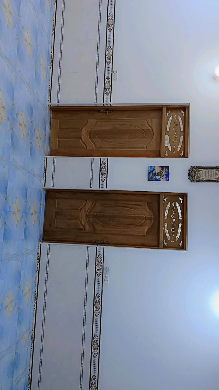الدار للبيع المساحه 200متر طابو زراعي سند 25 بناء حديث طابوق السقف صب كونكريت يتكون من غرف نوم ثنين وستقبال وصاله ومطبخ مجمع صحي خارجي وداخلي وطارمه وممرات داير البيت الموقع حي السجاد على طريق المعاره الفرع الكافتريا قرب المولده عرض الشارع 8م السعر 65 بي مجال بسيط 
أي استفسار إتصال على الرقم التالي واتساب ***********
أو مراجعة مكتب ابو زهراء التميمي شارع المواكب مقابل حسينية الخزرج
