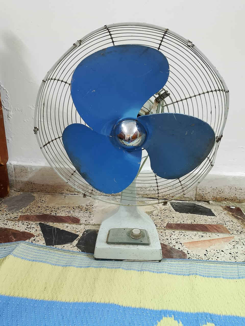 السلام عليكم للبيع اغراض قديمه شرط شغالين السعر خاص رقم الهاتف كورك (‏‪***********‬‏)
