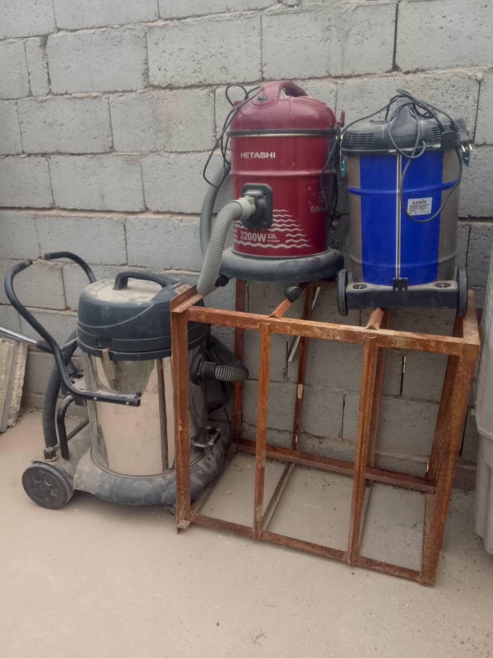 السلام عليكم ثلاث مكانس كهربائيه مع قفص مكيف للبيع قيموا اخذ بس لا تكسر بالسعر الكربلاء الشبانات. ***********
