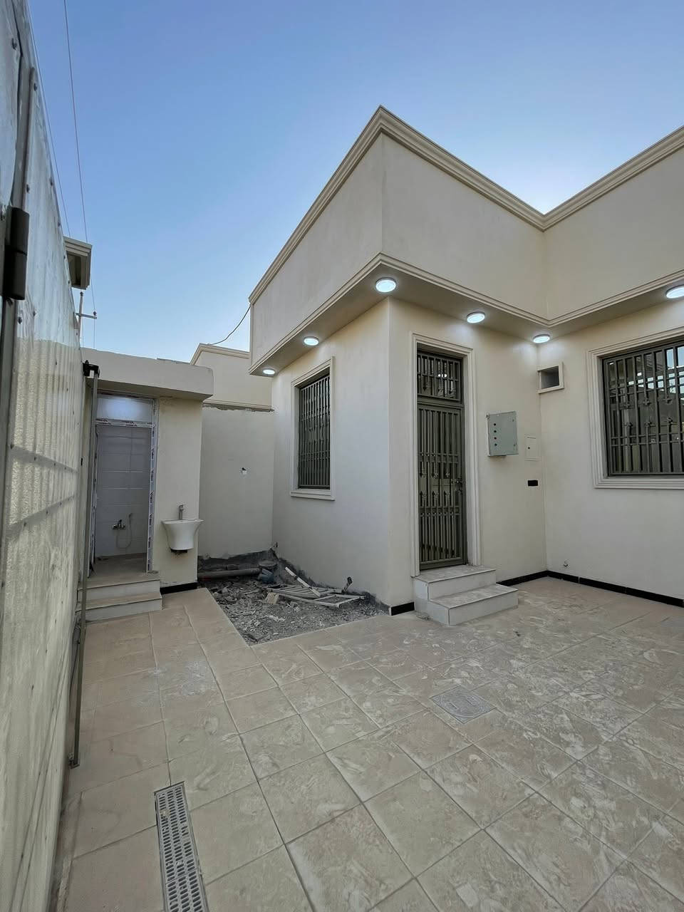 🏡بيت للبيع🏡***********
 سعر مناسب لا يفوتكم ابو البيت مستعجل على بيعه مالته 
200متر متوفر بيع جميع الخدمات ماء كهرباء تبليط ولبيت على شارع نفسه مو فرعي 
غرفتين صاله استقبال مطبخ  مجمع صحيات داخليه او خارجيه حديقه كراج مناور موقعه حلو التنومه الصالحيه قرب مدرسه ريف الزاهر
على شارع 8 متر 
سعر مناسب اتصل او راسلني بيت جديد 🔑
