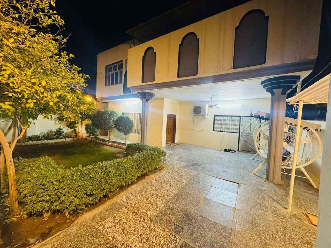 📍 الموقع:الى اصحاب الاتكيت والديكوات الجميلة المتنوعه عرض خاص 
حي المعلمين الأولى – خلف مأكولات الشرقية

مجاور بيت ثابت والدكتور قانع سابقاً

📐 المساحة:

▪️ 310 م²

▪️ بالسند تقارب 400 م²

▪️ طابقين – طابو زراعي

📏 الواجهة والأبعاد:

▪️ الواجهة: 13.5 متر

▪️ النزال: 23 متر

🏗️ مواصفات البناء:

▪️ سنة البناء: 2003

▪️ بناء درجة أولى (طابوك + سقف كونكريت)

▪️ أساس شريطي 1م × 1م

▪️ الشارع عرض 10 متر ومبلط (ضمن السند – شارع خاص)

✅ الخدمات المتوفرة:

▪️ ماء رئيسي

▪️ كهرباء ضفيرة خاصة

▪️ تبليط أمام المنزل

▪️ منطقة هادئة وراقية جداً

🏠 الطابق الأرضي يتكون من:

▪️ استقبال 5×4

▪️ مطبخ 5×4 – سيراميك إسباني

▪️ صالة كبيرة مفتوحة

▪️ غرفتي نوم 5×4

▪️ مجمع صحيات داخلي معزول بالكامل وجدران سيراميك

▪️ صحيات خارجية

▪️ كراج كبير أرضيته كرانيت

▪️ حديقة واسعة 🌴

▪️ مخزن مع مناور جانبية للمنزل

🏠 الطابق الثاني سنة البناء ٢٠١٦ :السقف سندويش

▪️ غرفة نوم 5×4

▪️ سطح أول كبير يحتوي على مشتمل معزول بالكامل

▪️ درج خارجي جانبي للسطح

▪️ سطح ثاني بمساحة 5×4

🏡 المشتمل (بناء 2016):

▪️ غرفة نوم 5×4

▪️ صالة 6.5×3.5

▪️ مطبخ 3×3

▪️ مجمع صحيات كبير مع منور

▪️ مساحة واسعة ضمن السطح الأول

✨ البيت مناسب جداً للسكن العائلي الراقي، كما يرهم روضة أو مدرسة أهلية بسبب المساحة والموقع الهادئ والمميز.

💰 السعر: 255 مليون قابل للتفاوض

📞 للاستفسار والمشاهدة الاتصال 

***********

***********
