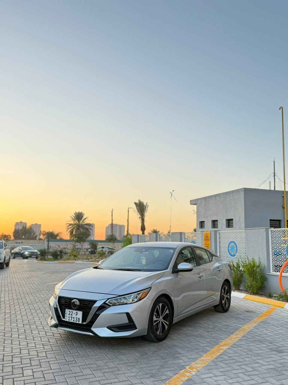 نوع السيارة: نسيان (سنترة) سيدان عائلية مدمجة.  
 • المحرك: محرك 4 سلندر سعة 2.0 لتر يعطي قوة ممتازة واقتصاد في الوقود (حوالي 149 حصان تقريبًا).  
 • ناقل الحركة: CVT (أوتوماتيك سلس) — ممتاز في القيادة اليومية.  
 • مقاعد: 5 أشخاص (مريحة جدًا للعائلة أو للرحلات اليومية). استهلاك وقود ممتاز — سيارة اقتصادية وتوفر عليك مصاريف البنزين.  
✔️ مقاعد مريحة ومساحة داخلية جيدة — مناسبة للرحلات الطويلة.  
✔️ سعة الصندوق الخلفي كبير جداً (مناسبة للسفر أو التسوق).  
✔️ ميزات أمان جيدة — فيها نظام ABS وEBD، وسائد هوائية، مثبت سرعة، ونظام ثبات الكتروني.  
✔️ مناسب للقيادة في المدينة وعلى الطرق السريعة — أداء ثابت ومريح.  التسارع جيد بالنسبة لفئة السيارة (من 0 إلى 100 كم/س في حوالي 10–11 ثانية تقريبًا).  
⛽ معدل الوقود اقتصادي مقارنة بسيارات بنفس الفئة (تقريبًا بين 6–9 لتر لكل 100 كم). 
شاشة معلومات 7 بوصة مع دعم Apple CarPlay & Android Auto.  
📌بصمة.
📌تشغيل عن بعد.
📌 بلوتوث + USB + Aux.  
📌 كاميرا خلفية.  
📌 حساسات خلفية للركن.  
📌 مثبت سرعة (Cruise Control).  
📌 مقاعد أمامية مريحة ومساحة خلفية جيدة للركاب. 
📌العداد المسافة 39.000mil
(((التبريد ولا غلطة)))
سعر السيارة 137 ورقه 💲 وبي مجال بسيط
موقع السيارة بغداد الكرخ
لمعرفه التفاصيل اكثر عن السياره:-
هاتف 📞 ‭0770 799 4784‬

