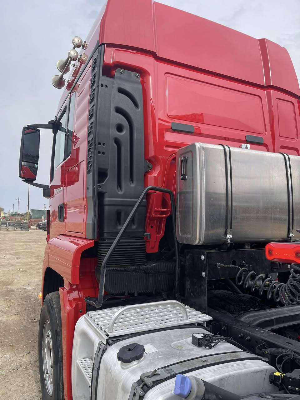 السلام عليكم
للبيع مان نساف 2017 حجم 26.460
سنكل امامي فول مواصفات ريتايدر كاميرا حساس ثلاجه منامية صوبة زراك لايت داخل اصفر 
العربانة حسين حواس 2026 زيرو اربع محاور شاصي ودناكير 16 

رقم سليمانية 3 لوحات مرسمة وكاملة جاهزة للعمل مابيها اي نقص 
السعر 670 وبيها مجال 
للاستفسار ***********
