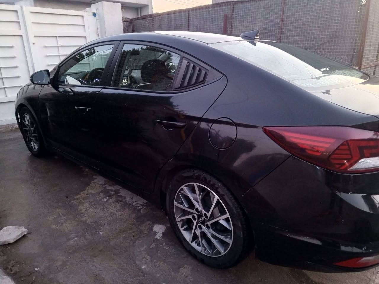 النترا ٢٠٢٠ فول مواصفات ١/١ 
رقم اربيل 🇮🇶
المواصفات 👇🏻
محرك ٢٠٠٠ دوش 
كير AT
بصمة تشغيل . بصمة ابواب 
فتحة سقف  . إشارة في المري
رادار تنبيه   .  شاشة كبيرة بلاد 
كاميرا دوار  . ويل كروم بلاد 
بيها بعد كثير مواصفات بالفول 
بيع او مراوس/ العنوان بغداد ***********
