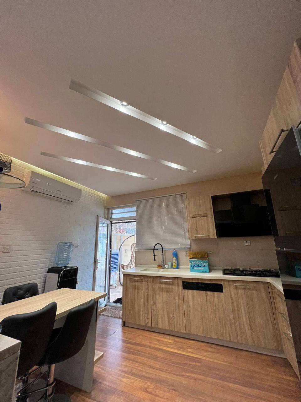 بيت أنيق للبيع في أربيل – مجمع هولير ستي
مساحة 200م داخل مجمع هادئ ومناسب للسكن العائلي
البيت مرتب جداً وينباع مؤثث أو بدون أثاث
https://t.me/ahmadmuftah199 👈
✨ تفاصيل تفرق:
 • أرضيات باركيت خشب راقية
 • سقوف مغربية مع ديكورات ناعمة وذوق عالي
 • تشطيب أنيق وشغل نظيف

🏡 يتكون من:
 • 2 غرف نوم
 • صالة
 • مطبخ
 • استقبال
 • بيتونة
 • كراج
 • حديقة جميلة ومرتبة
https://t.me/ahmadmuftah199 👈
رقم الاتصال او واتساب
***********
***********
#احمد_العقارات
