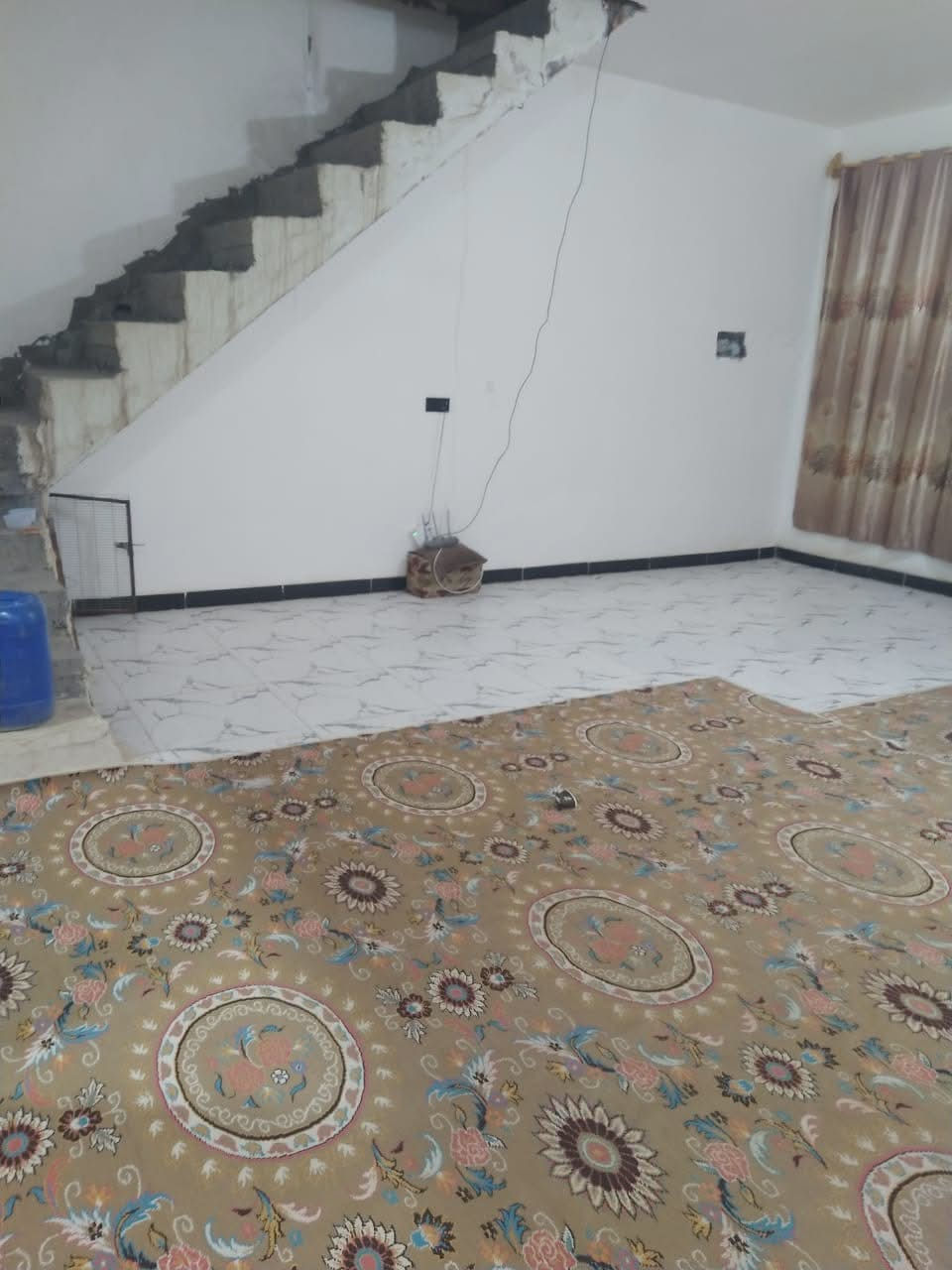 السلام عليكم بيت للبيع 160م صب بي غرفه وصاله وديوانيه ومطبخ وصحيات بس الطارمه ما كامله السراميك مالته موجود 50 وبي مجال  ***********
