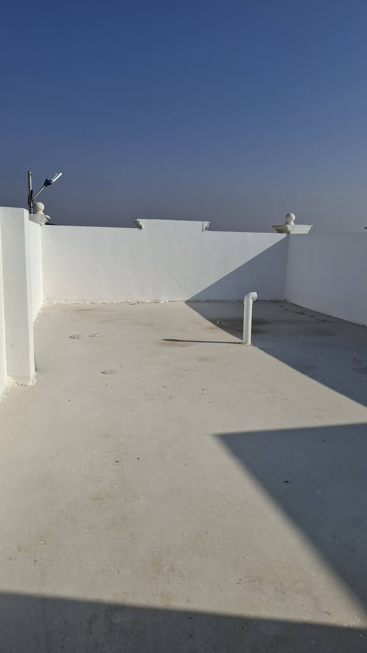 السلام عليكم 
مشتملات اثنين طبك كل واحد طابق ونص🏡🏩
مساحة كل واحد 125متر
واحد كامل فول والثاني قيد الأنشاء
شارع 10 متر
تفاصيل كل واحد بيهن 
غرفة نوم عدد 2 وحده جوه والثانيه فوك مساحة الوحدة 4×5
وصاله 6×5وأستقبال 6×3.5و صحيات دخاليه وخارجيه شرقية وغربيه و مطبخ 4×2.70 ومنوار اثنين
1_ارضيه بورسلين درجه اولى .
2_جمسم بورد مغربي
3_منضومة كامرات
4_منضومة أنترنيت
5_منضومة غاز داخل وخارج
6_كامل بردات البوب والشبابيل
7_أبواب تركية المنشأ
8_موطور بوستر
9_مادة للسطع أيبوكسي أبيض
10_اناره مخفيه داخل وخارج .
البيت طابو زراعي سند 25 وماشيه معامل الطابو ملك صرف
العنوان ... الفلوجة جبيل قرب مجمع الرحاب  ومجاور شارع المضيف
السعر ( 67مليون وبي مجال بسيط )
للأستفسار ..اكثر الأتصال على الأرقام التالية
***********
***********
***********
