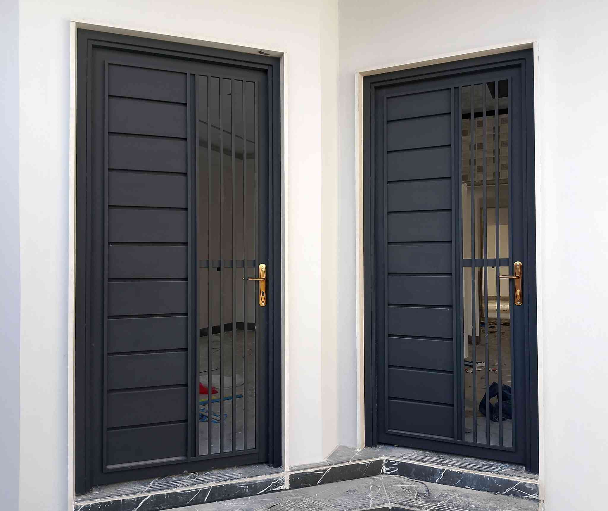 باب حوش ودرج وابواب غرفة وشبابيك للبيع الموصل صناعة الكرامة حي الكرامة
***********  /  ***********
