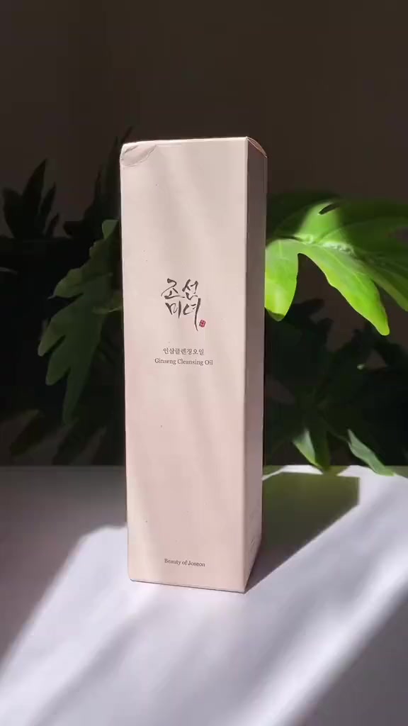 Beauty Of Joseon Ginseng Cleansing Oil 210ml 🇰🇷💯
اكثر غسول زيتي عليه طلب🤍
غسول الزيتي من بيوتي اوف جوسون الكورية الاصلية ✔️

✅غسول الجينسنغ الزيتي 210 مل من ماركة بيوتي اوف جوسون هو منظف زيتي لطيف وفعال يزيل المكياج والأوساخ والدهون الزائدة بعمق دون سد المسام.

✅يتكون من زيت فول الصويا وزيت بذور الجينسنغ فهو ينعم ويغذي البشرة أثناء التنظيف  
خالي من الكحول الجاف والبارابين والسيليكون. 
تقنية التطهير Micellar عبارة عن جسيم يتكون من الماء والزيت. 
عندما تلامس الجلد ، تجذب جزيئات الزيت وتمتص بقايا المكياج مثل المغناطيس ، بينما توفر الرطوبة في أعماق الجلد.

✓ ينظف بعمق 
✓ يعالج مشكلة تراكمات الدهنية 
✓ يذوب الميك اب بسهولة حتى المضاد للماء 
✓ ممتاز جداً لجميع انواع البشرة حتى الحساسة والدهنية
✓ يقلل من الرؤس السوداء 

✅يستخدم كخطوة الغسول المزدوج 
يوضع على بشرة ويفرك لمدة دقيق ثم يشطف بالماء ويستخدم بعدها الغسول العادي
السعر ١٦ الاف
الاصلي المنشأ كوريا 🇰🇷💯
🚘 يوجد خدمة توصيل لجميع محافظات العراق 🚘
 #تجميل #عناية
#مكياج
#ترند


**إذا كنت صاحب هذا الإعلان وتريد حذفه لأي سبب، رجاءا أرسل رسالة إلى الدعم الفني**