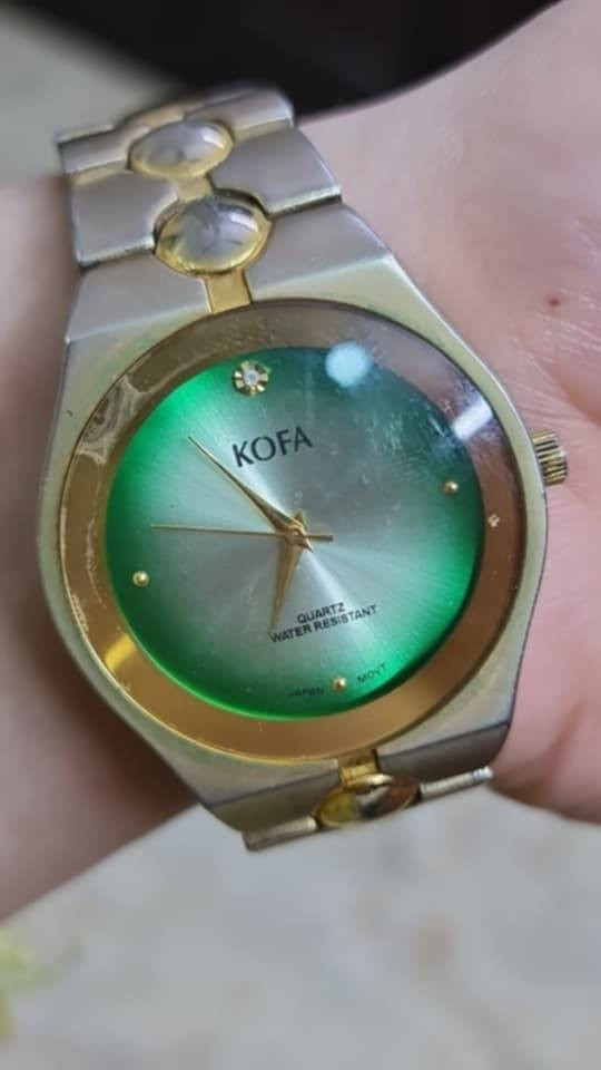 كوفا
كوارتز مقاومة للماء
حركة يابانيةهذه ساعة يد  من ماركة كوفا (KOFA) تتميز بميناء أخضر متدرج وحركة كوارتز يابانية.


**إذا كنت صاحب هذا الإعلان وتريد حذفه لأي سبب، رجاءا أرسل رسالة إلى الدعم الفني**