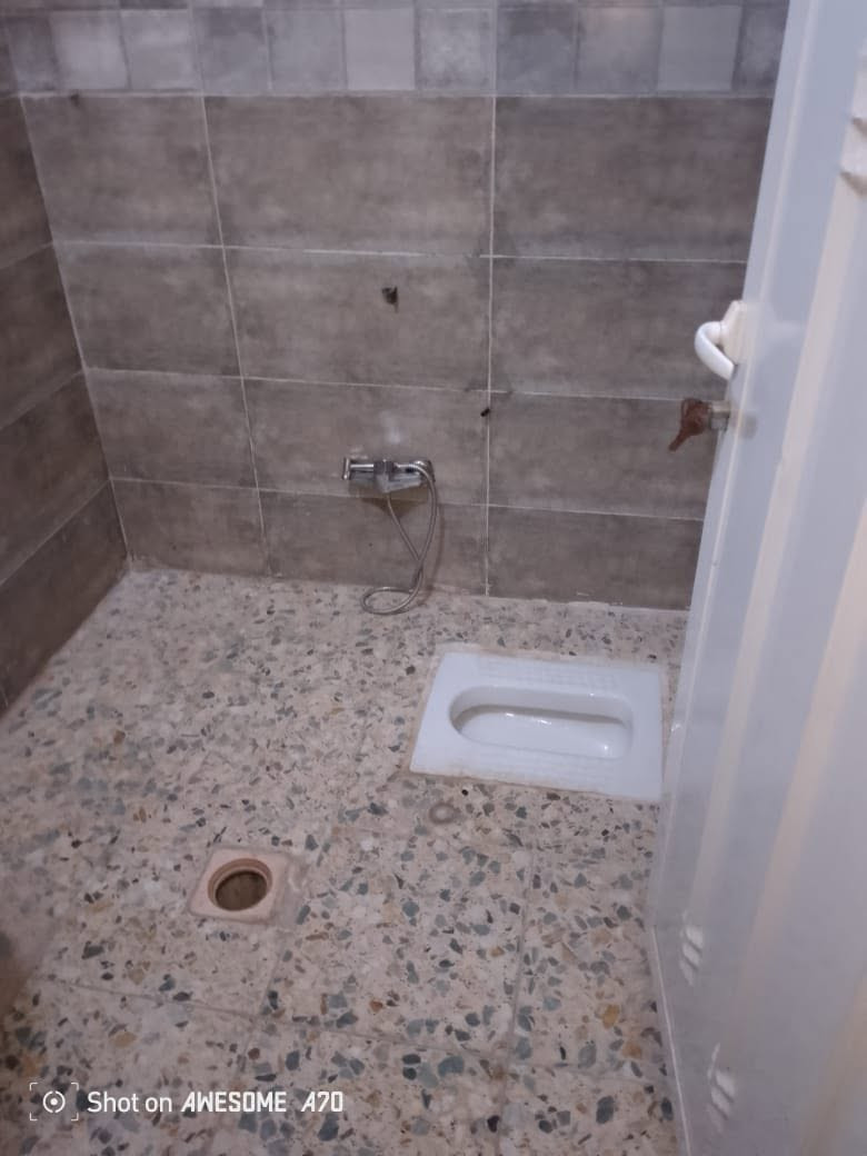 شقه للإيجار فقط عوائل يتوفر مصعد كهربائي وكهرباء خصخصه 24ساعه مطبخ +حمام+صاله+غرفه نوم +
الغدير قرب لحوم نور الهدى للاتصال *********** 
سعر 550 وبيها مجال
