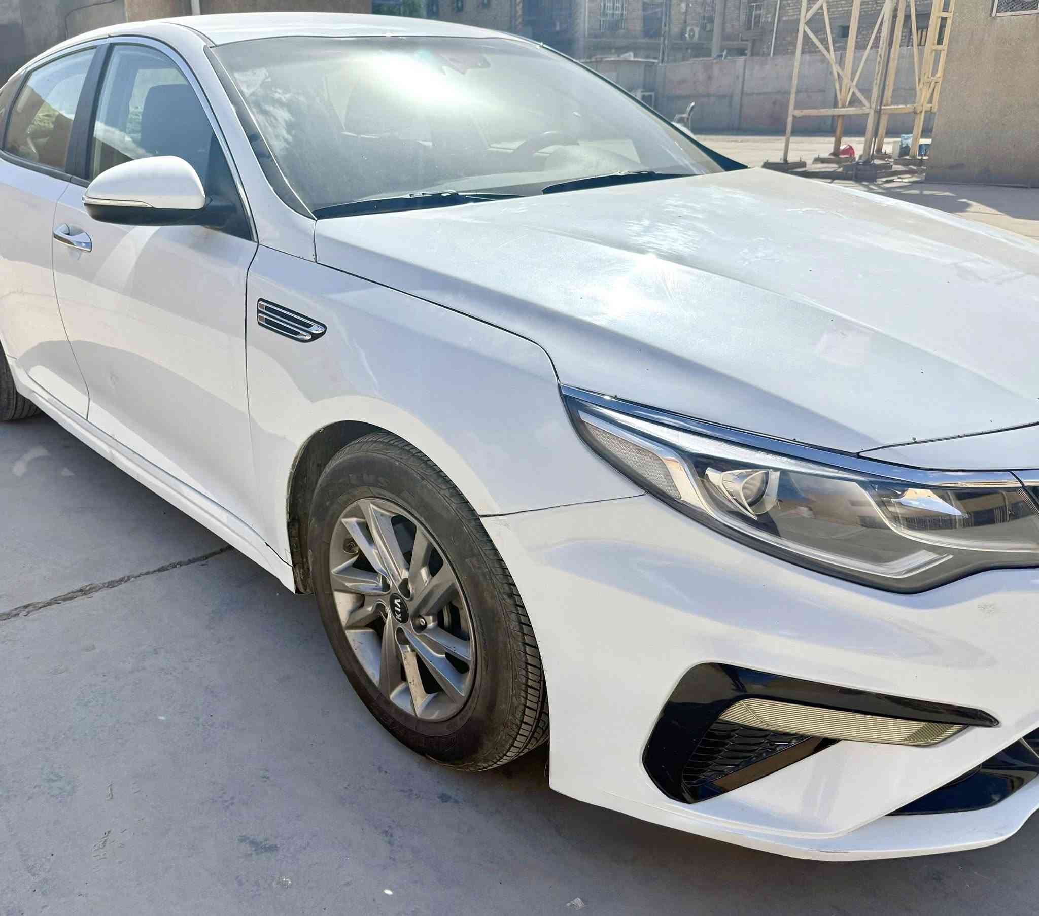 كيا أوبتما LX (وارد أمريكي) - نظيفة وجاهزة للاستخدام
• الموديل: 2020. امريكي 
• الفئة: LX (المواصفات القياسية).
• اللون: أبيض.
• المحرك: 2.4 GDI  العداد 70 الف ميل.
• الحالة الميكانيكية: حدادية جديدة بالكامل،  ولا تحتاج لأي مصاريف.

تفاصيل الحادث والضرر (بكل أمانة):
• مستوردة شخصياً عام 2022 وتم تصليحها "على ايدي".
• الأجزاء المبدلة: بونيد + جاملغ (جهة عكس السائق) .
•يوجد تصليح في (الشاصي واللغد) صور الحادثة موجودة بالمنشور 
• استخدام شخصي ومتابعة دقيقة للصيانة.

السعر المطلوب:
• 15,500$ (شدة و55 ورقة).
• [قابل للتفاوض البسيط مع المشتري الجاد].

للتواصل والاستفسار:
• رقم الهاتف: [***********]
