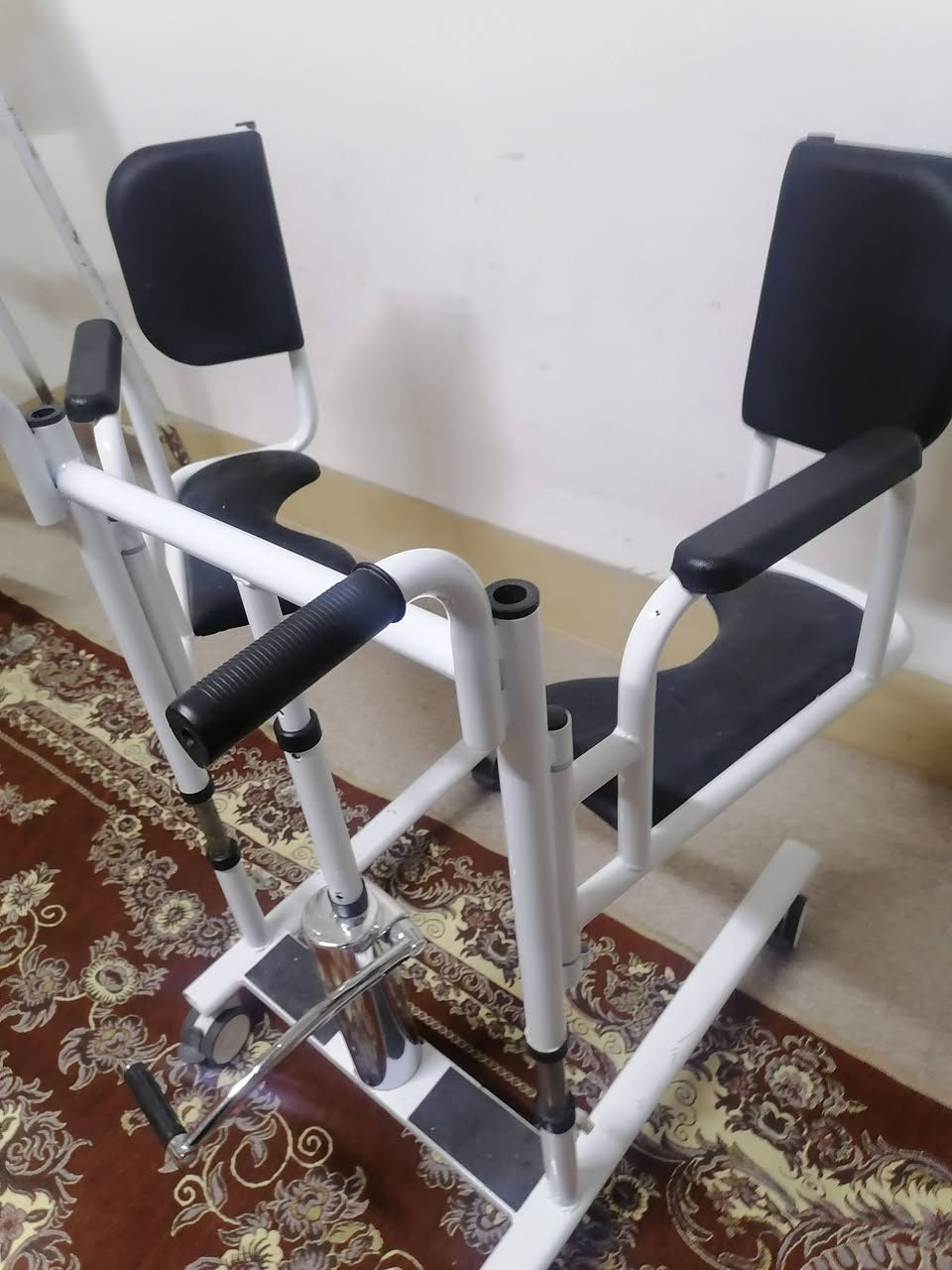 كرسي متحرك قلاب ناقل للمريض وعنده طبلة طعام وقاعدة تواليت للحمام مفيد جدا للمعاق. للبيع... كركوك قادسية ثانية *********** وات ساب موجود والخاص موجود مع تحياتي وتقديري للجميع.
