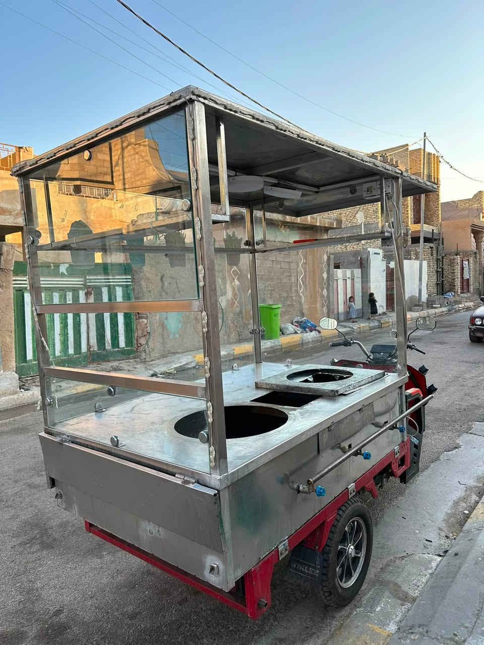 للبيع ستوته شحن نوع ونلي جديده درجه اوله مطعم متنقل  مفصل ستل ستيل غذائي وجام سكيورتي ضد الكسر وتاسيس كهرباء وتفصال طباخ ترهم بيع ذره وفنكر واندومي ولفات وزنكر وياها معدات طبخ كامله 
***********
