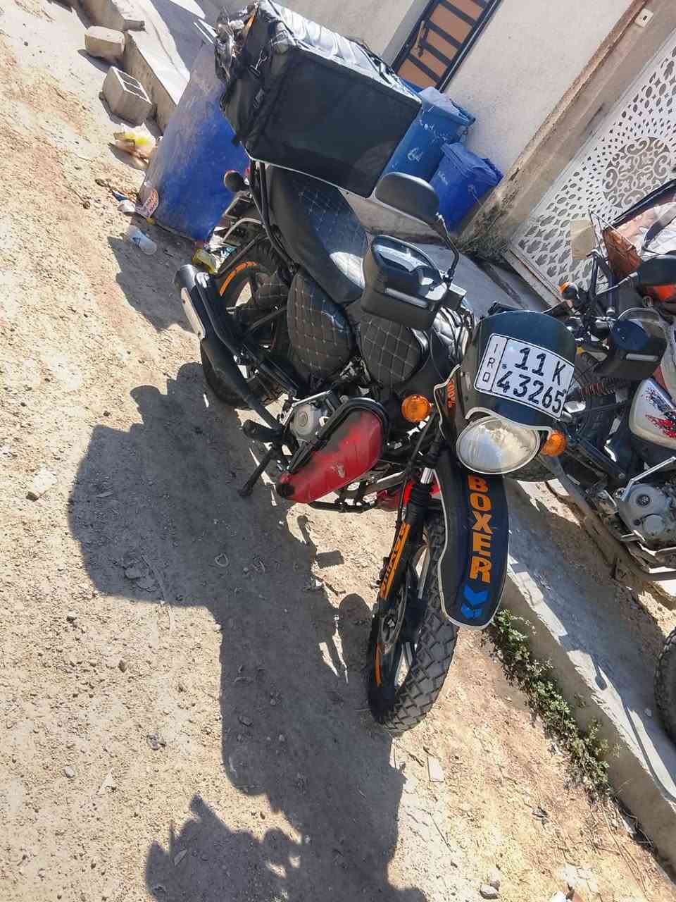 السلام عليكم دراجه بوكسر موديل 2019 نضيفه رقم بغداد تحويل الثاني يوم دراجه خير من الله بس بيهه صوت بل محرك (تجفيت) بس الدراجه شغاله واني اشتغل بيها وخير من الله سعرها 1600 وبيها مجال مكان بغداد حي الجهاد رقم التلفون ***********
