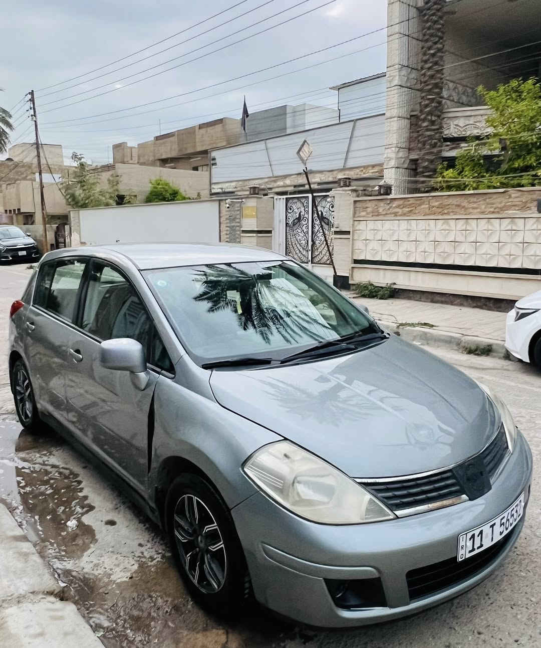 السلام عليكم
نيسان فيرسا 2011 

رقم بغداد انكليزي (بأسمي شخصياً) 
قطعتين صبغ  بدون دواخل 
كير مكينه خير من الله 
ادامة كامله 
كهربائيات كلها شغاله 
 
غرفه نظيفه كلش 
السعر 68 مجال بسيط كلش 
 بغداد الغزاليه 
***********
