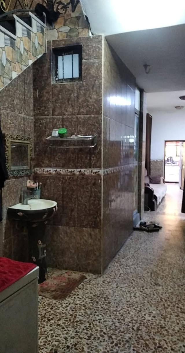 بيت للبيع شارع 80 طريق شريفه الجديد زراعي سند25 المساحه 150طابقين بي اربع غرف نوم ومطبخ وهول وصاله وحمام فوك وجوه اي استفسار الاتصال ٠***********
