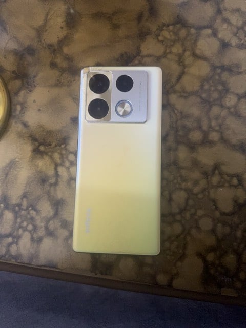 هاتف ذكي بمظهر أنيق وكاميرات خلفية ثلاثية، يتميز بلون جذاب وشاشة أمامية حديثة. الجهاز بحالة جيدة مع بعض العلامات الطفيفة ظاهرة على الهيكل الخارجي.