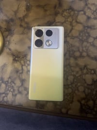 هاتف ذكي بمظهر أنيق وكاميرات خلفية ثلاثية، يتميز بلون جذاب وشاشة أمامي...