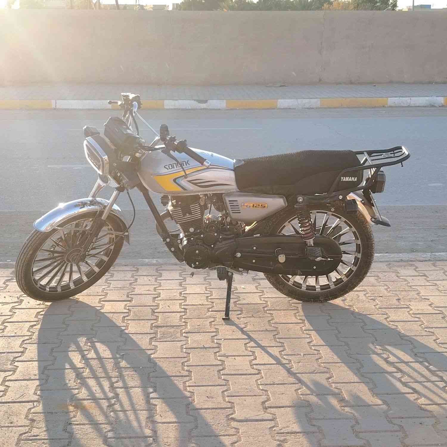 السلام عليكم 
دراجة للبيع  جديدة وكلش نظيفة سافان للبيع موديل 24... 5 گير... سلف + هندر... واوراقها موجودة.. 
مكاني الصويرة ***********
***********... معروضة ب 850.. وبيها مجال
